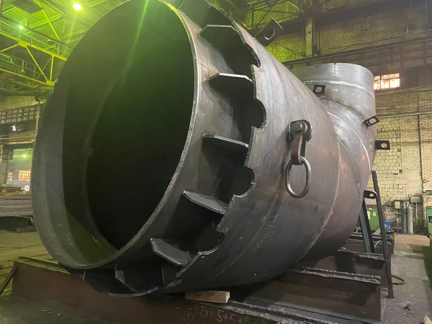 Погрузка штуцера воздухонагревателя доменной печи